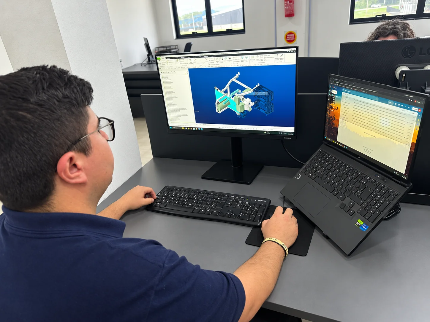 Desenvolvimento de projeto mecânico com modelo 3D na tela